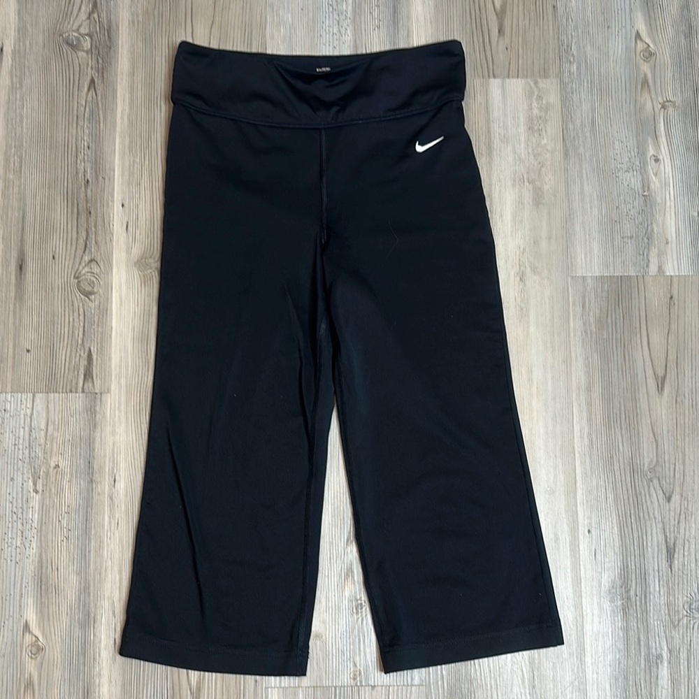 GUC Nike Black Capri Leggings with Stretchy Fabric and Wide Waistband, XS
